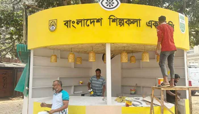 একুশে বইমেলা শুরু বৃহস্পতিবার, স্টল সাজাতে ব্যস্ত কর্মীরা - NewsNow24