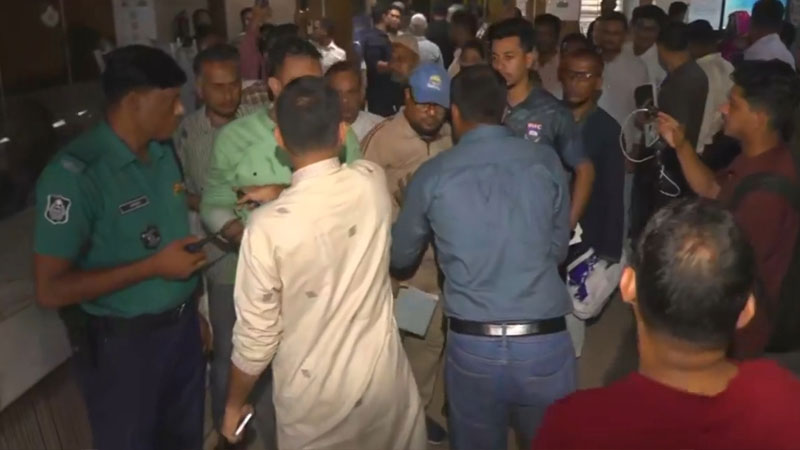 চট্টগ্রামে ৫ ব্যাংকে জমানো টাকা আদায়ের দাবিতে গ্রাহকদের বিক্ষোভ, ব্যাংকে  তালা - NewsNow24