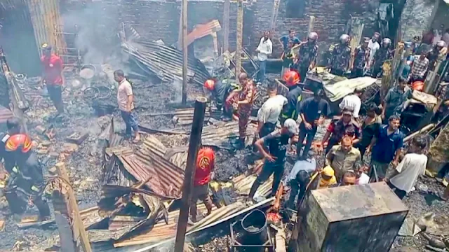 চট্টগ্রামের হালিশহরে বস্তির আগুন ফায়ার সার্ভিসের এক ঘণ্টার চেষ্টায় নিয়ন্ত্রণে - NewsNow24