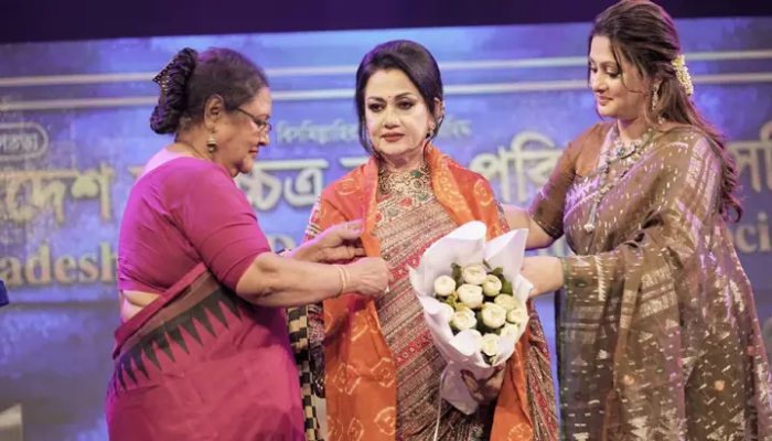 আজীবন সম্মাননা’ পেলেন অভিনেত্রী নূতন